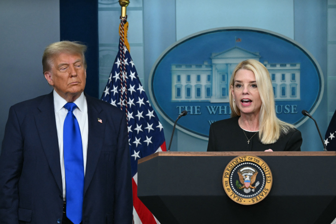 Bộ trưởng Tư pháp Mỹ Pam Bondi phát biểu tại cuộc họp báo với Tổng thống Donald Trump ở Nhà Trắng ngày 27/6. Ảnh: AFP