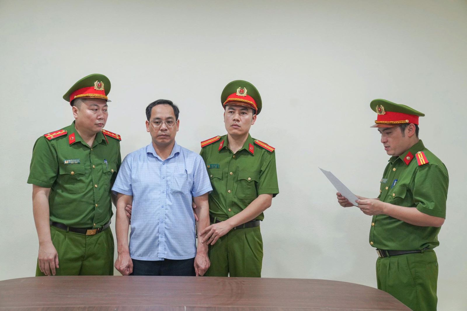 Bat giam doc hieu truong ke toan an chan tien