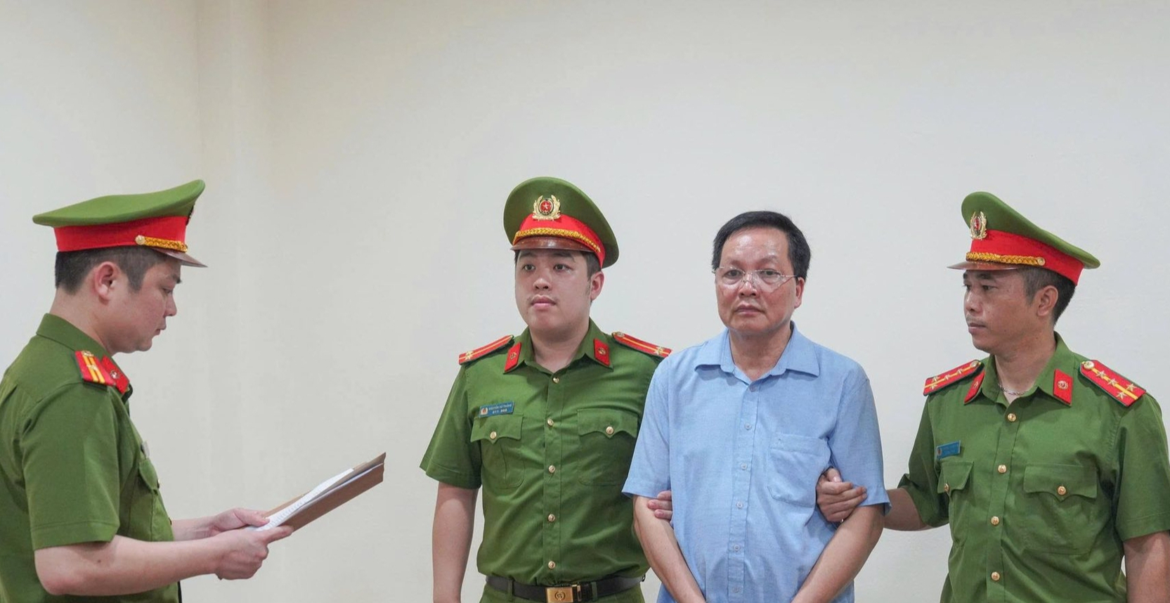 Bắt giám đốc và hiệu trưởng ăn chặn tiền hỗ trợ của học sinh, người khuyết tật - Ảnh 1.