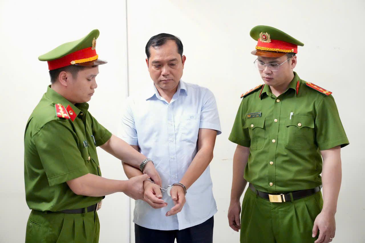 Bắt khẩn cấp một nguyên Phó Chủ tịch TP trước đây 1 Bắt khẩn cấp nguyên một Phó Chủ tịch thành phố - Ảnh 1.