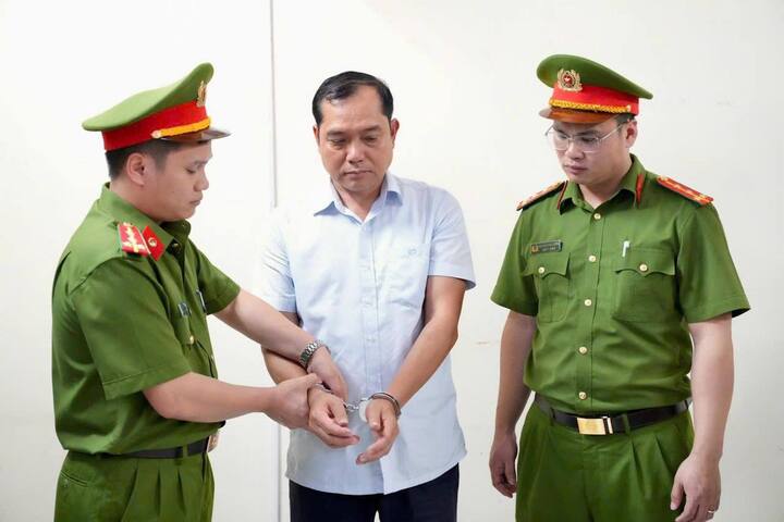 Bat nguyen Pho Chu tich TP Phuc Yen