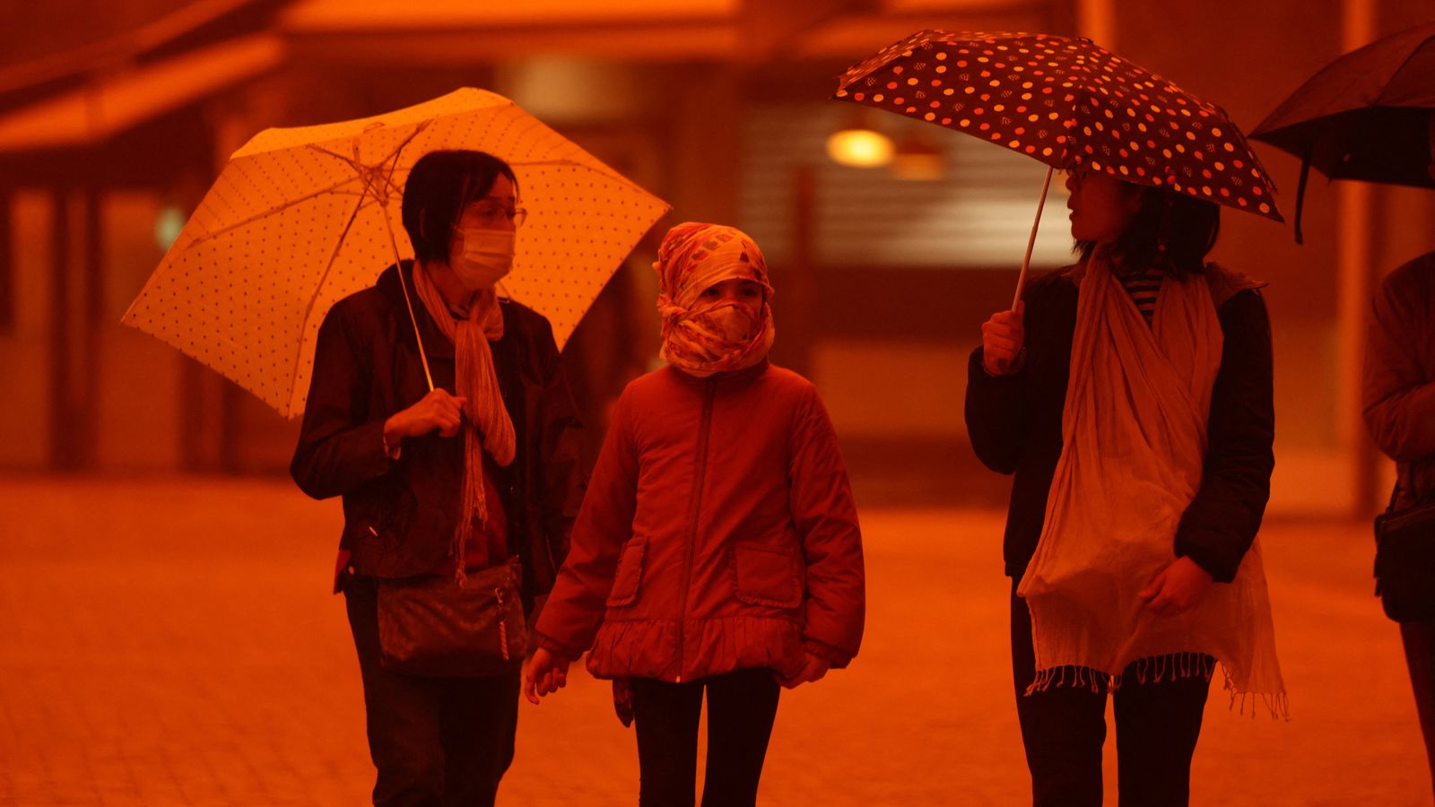 Bầu trời Hy Lạp chuyển đỏ rực ngay trước lễ Phục Sinh: Giới chức cảnh báo- Ảnh 9. Bầu trời Hy Lạp chuyển đỏ rực ngay trước lễ Phục Sinh: Giới chức cảnh báo- Ảnh 9.