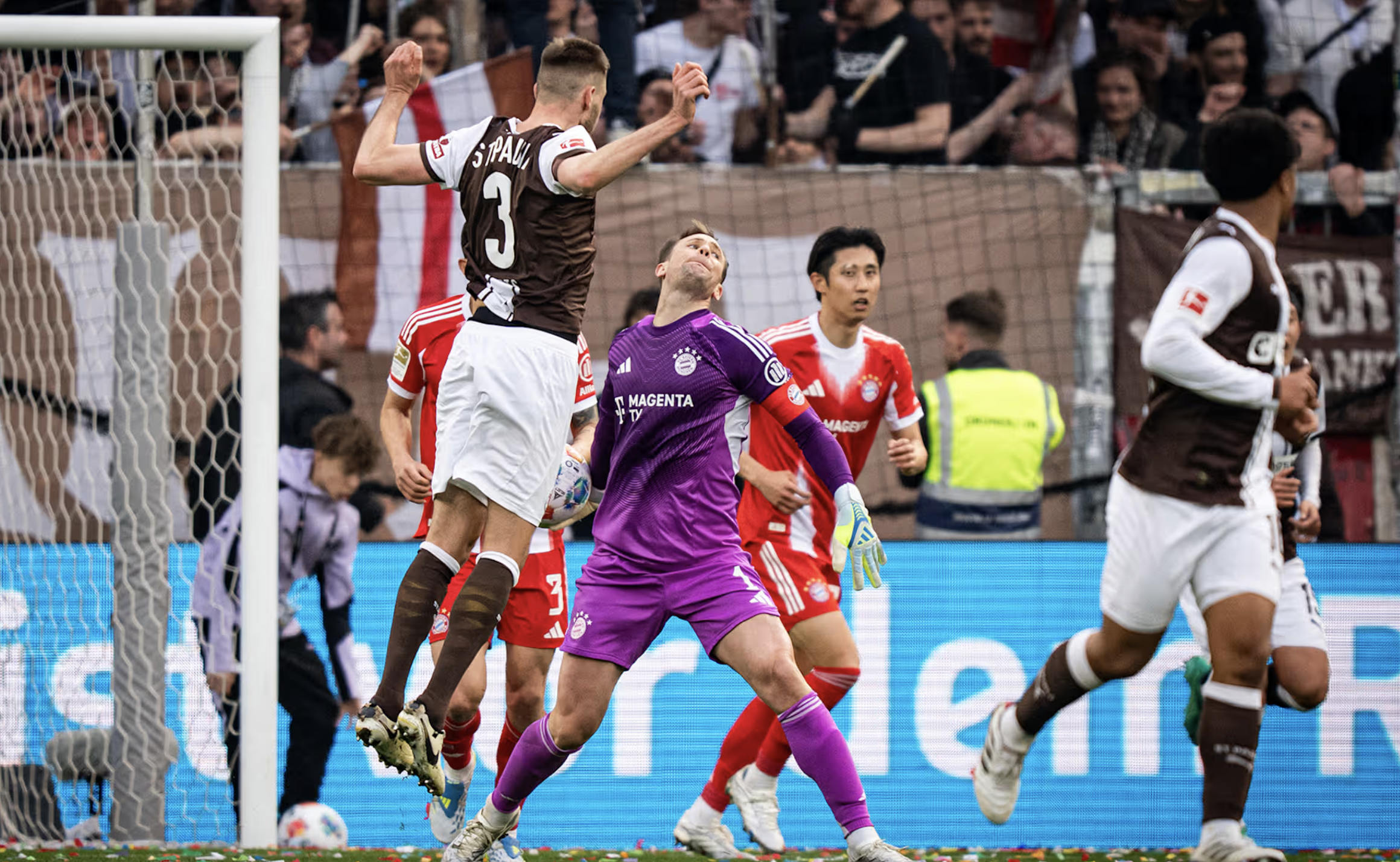 Bayern Munich dội mưa bàn thắng trước St.Pauli, xô đổ kỷ lục 54 năm Bundesliga 1 Bayern Munich dội mưa bàn thắng trước St.Pauli, xô đổ kỷ lục 54 năm Bundesliga - Ảnh 1.