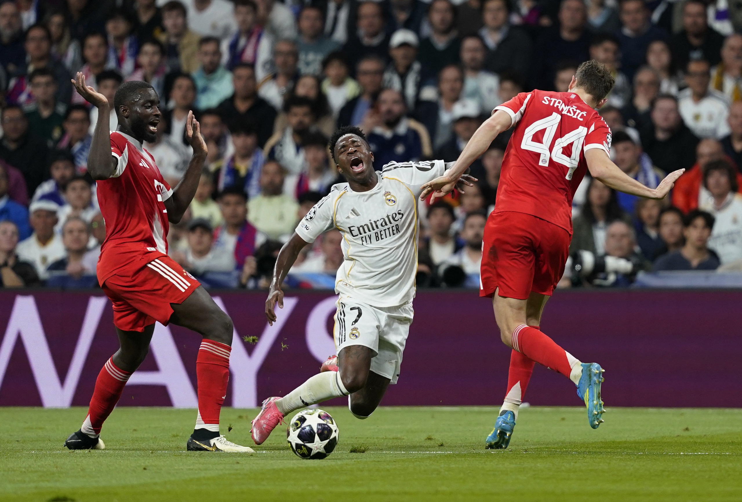 Bayern Munich hạ đẹp Real Madrid nhờ khoảnh khắc 'thảm họa' của Vinicius, Arsenal thắng phút 90+1- Ảnh 1. Bayern Munich hạ đẹp Real Madrid nhờ khoảnh khắc 'thảm họa' của Vinicius, Arsenal thắng phút 90+1- Ảnh 1.