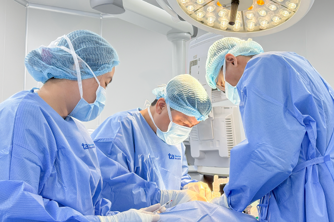 Bác sĩ Tuấn (giữa) tiêm xơ thu nhỏ khối dị dạng tĩnh mạch cho Quang. Ảnh: Bệnh viện Đa khoa Tâm Anh