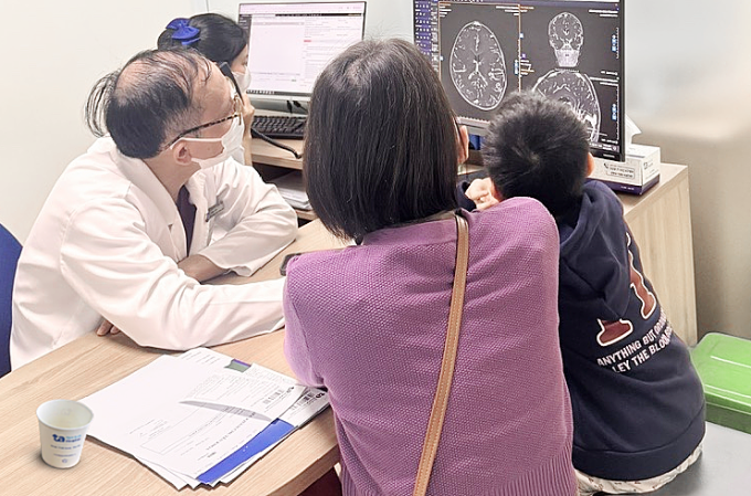 Bác sĩ Bệnh viện Đa khoa Tâm Anh Hà Nội khám cho bé Quốc. Ảnh: Đinh Huệ