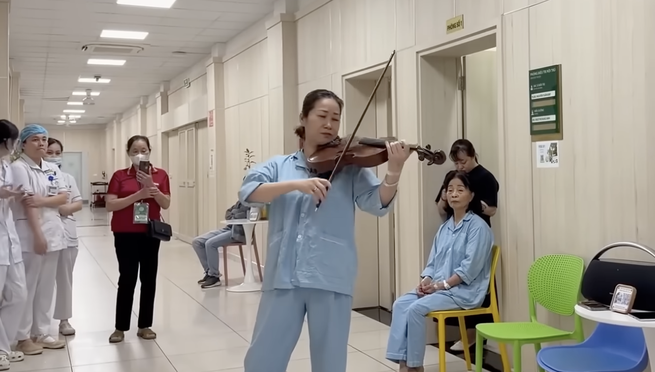 Bệnh nhân ‘đặc biệt’ kéo viola giữa hành lang bệnh viện thu hút triệu lượt xem - Ảnh 1. bệnh viện - Ảnh 1.