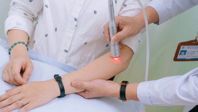 Trị liệu cho bệnh nhân tại Đơn vị Điều trị đau, Bệnh viện Y học cổ truyền TP HCM. Ảnh: Bệnh viện cung cấp