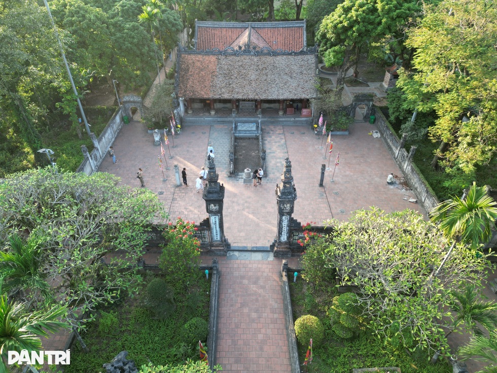 Bí ẩn cặp long sàng có những cánh tay người mọc ra từ thân rồng - 1