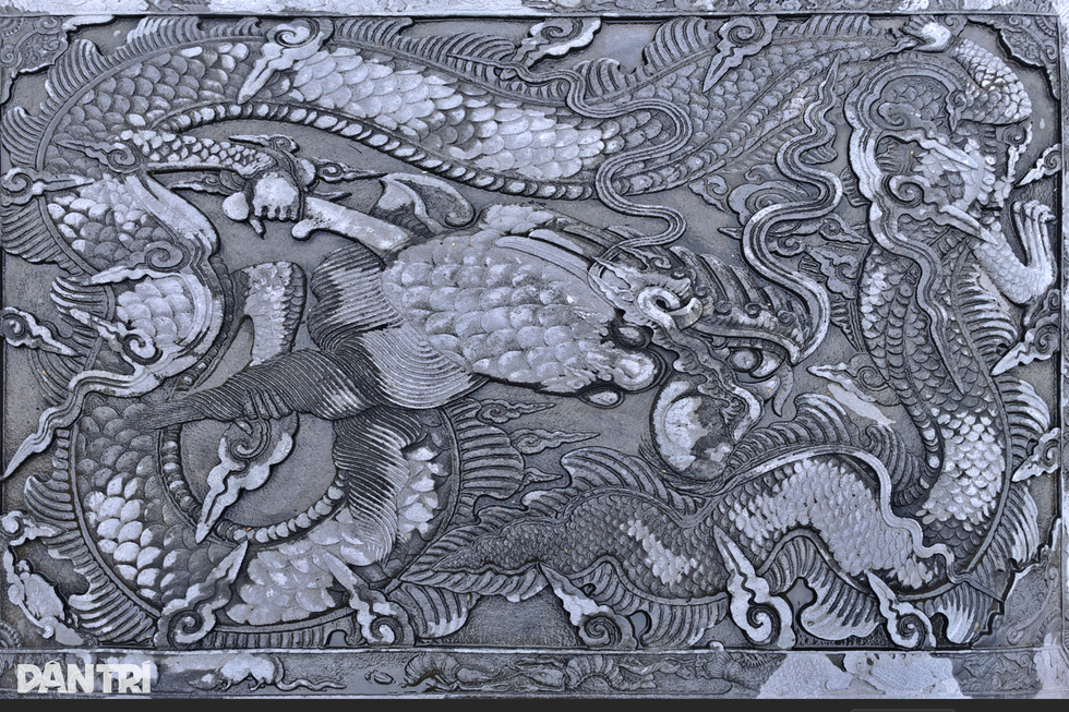 Bí ẩn cặp long sàng có những cánh tay người mọc ra từ thân rồng - 5 Bí ẩn cặp long sàng có những cánh tay người mọc ra từ thân rồng - 5