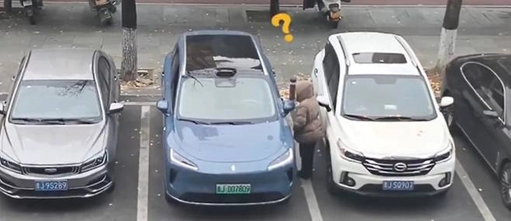 Bị chắn đường khi lùi vào chỗ đỗ, tài xế dùng chiêu gây ngỡ ngàng 2 lùi chuồng - Ảnh 2.