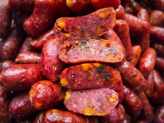 Người bị mỡ máu cao nên hạn chế ăn các loại thịt chế biến sẵn, chứa hàm lượng chất béo và muối cao. Ảnh: Đình Diệu