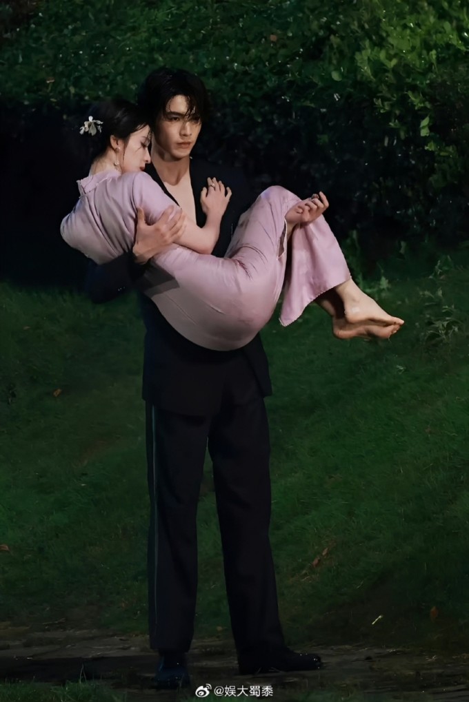 Trong bộ phim mới lên sóng Giây Phút Ấy Quá Giới Hạn đóng cặp cùng Trương Lăng Hách, Vương Sở Nhiên gây chú ý với vóc eo nhỏ, vóc dáng mảnh mai nhưng vẫn săn chắc, có đường cong quyến rũ. Ảnh: Iqiyi