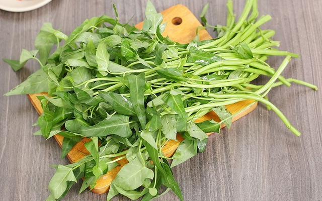 Bị sỏi thận ăn rau muống được không? 3 Bệnh nhân bị suy thận nên kiêng hoặc hạn chế ăn rau muống. Loại rau này chứa hàm lượng cao axit oxalic, có khả năng ức chế quá trình hấp thu canxi và kẽm.