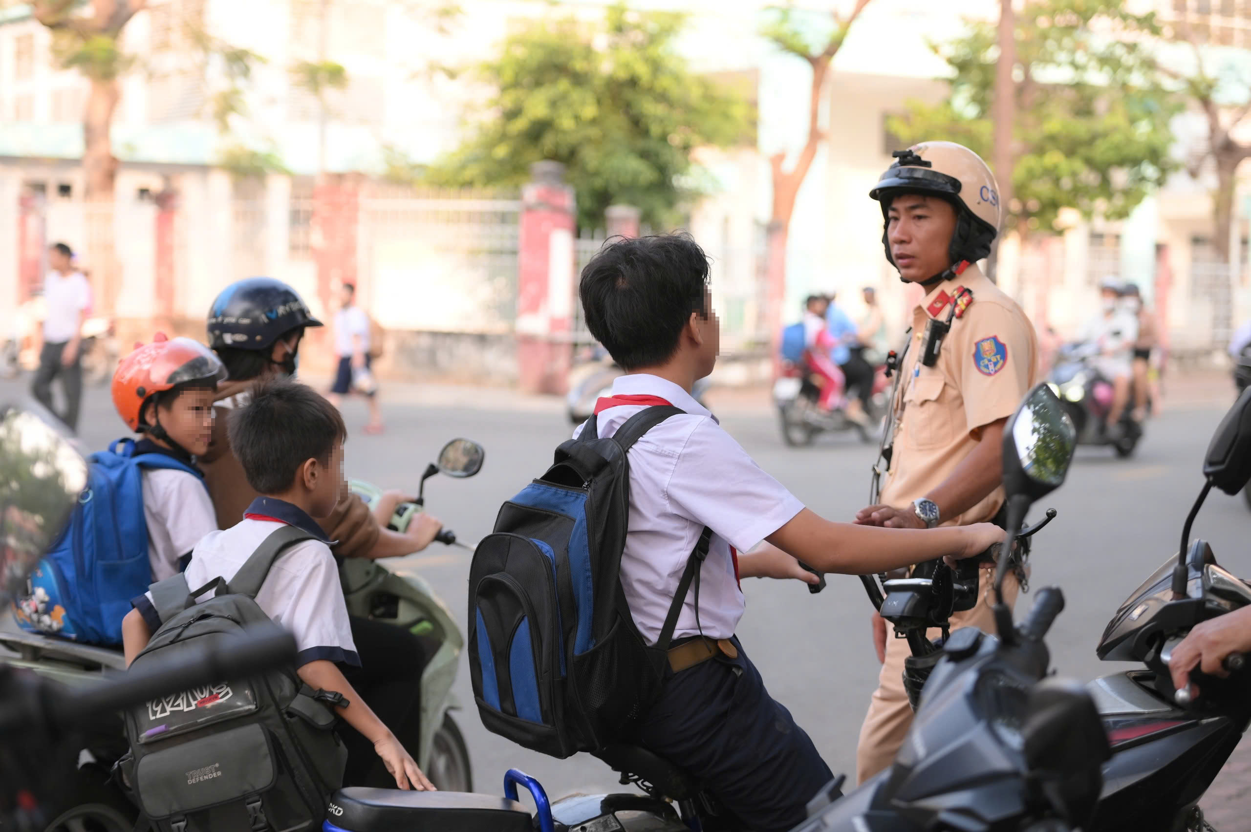Thông tin nổi bật ở TPHCM ngày 2-4: Bí thư Thành ủy ôm đàn, hát tặng thanh niên; lập 4 đoàn khảo sát - Ảnh 4.