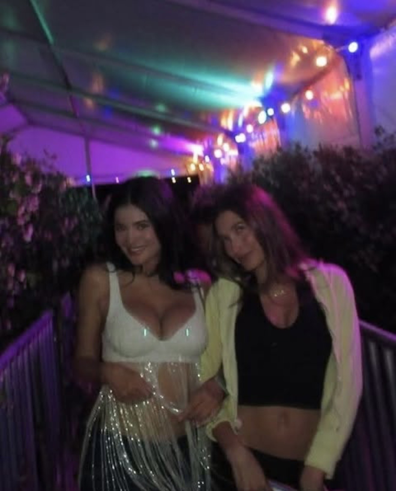 Coachella 2026: Bộ 3 BLACKPINK “ngoan xinh… nhạt”, không ai nổi hơn Kylie Jenner vì chiếc áo in mặt một người- Ảnh 10.