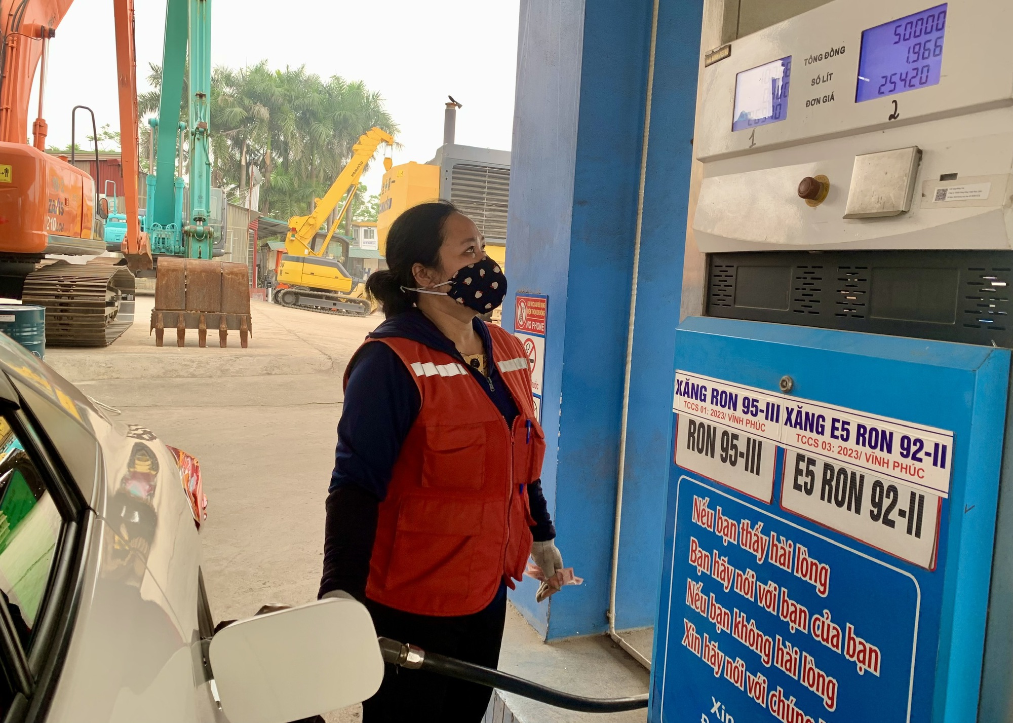 Bộ Công thương nói gì về điều hành giá xăng dầu lúc nửa đêm? - Ảnh 1.