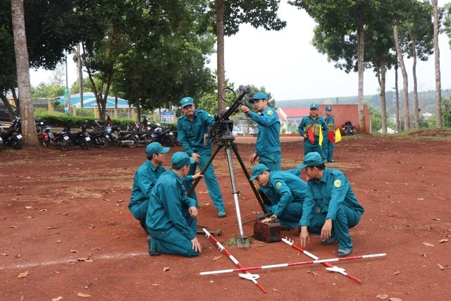 Bộ Quốc phòng giải đáp thắc mắc 'bắt buộc tham gia dân quân tự vệ do thiếu quân'- Ảnh 1.
