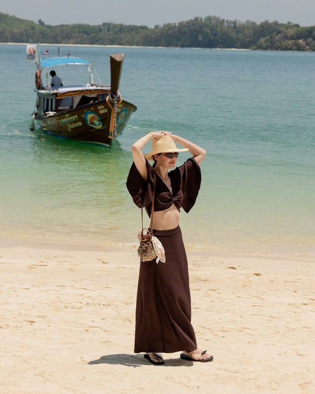 Bỏ qua bikini, nàng vẫn tỏa sáng với loạt trang phục đi biển cuốn hút 6 Bỏ qua bikini, nàng vẫn tỏa sáng với loạt trang phục đi biển cuốn hút - Ảnh 6.