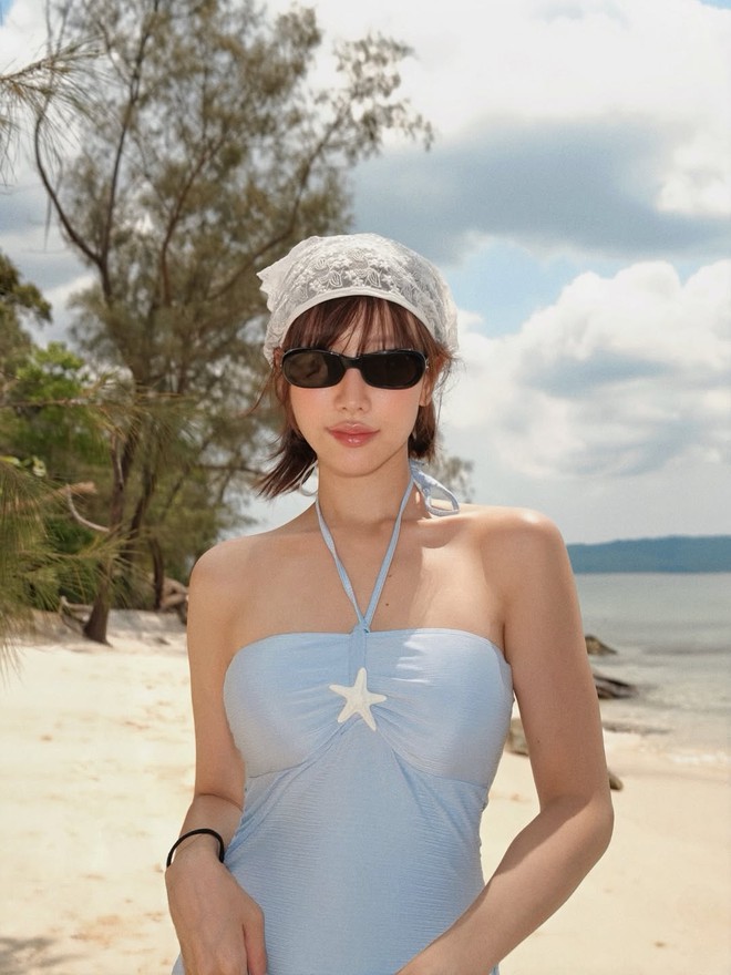 Bỏ qua bikini, nàng vẫn tỏa sáng với loạt trang phục đi biển cuốn hút 1 Bỏ qua bikini, nàng vẫn tỏa sáng với loạt trang phục đi biển cuốn hút - Ảnh 1.