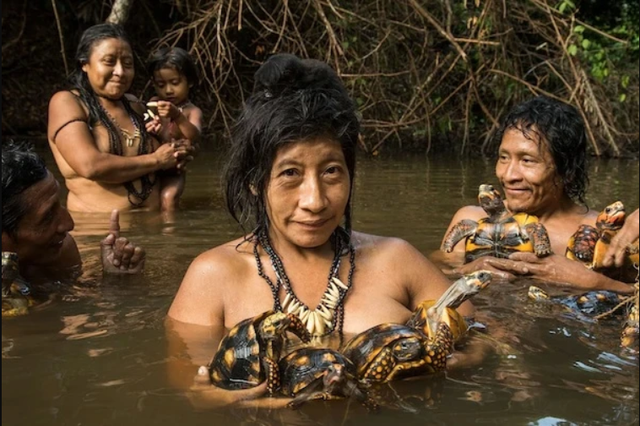 Bộ tộc biệt lập nhất ở Amazon khiến thế giới ngỡ ngàng với hình ảnh người trẻ dùng smartphone nhoay nhoáy- Ảnh 1.