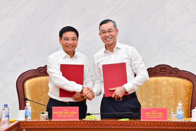 Phó thủ tướng Nguyễn Văn Thắng và Bộ trưởng Ngô Văn Tuấn ký kết Biên bản bàn giao công tác. Ảnh: MOF