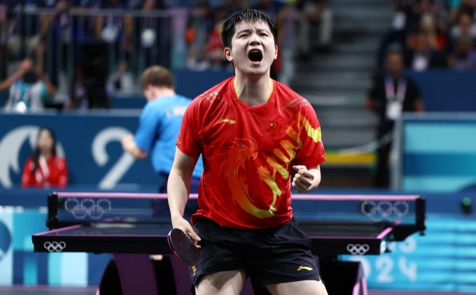 Tay vợt Trung Quốc Fan Zhendong ăn mừng sau khi thắng Truls Moregard để giành HC vàng Olympic tại nhà thi đấu South Paris 4, thành phố Paris, Pháp, ngày 4/8/2024. Ảnh: Reuters