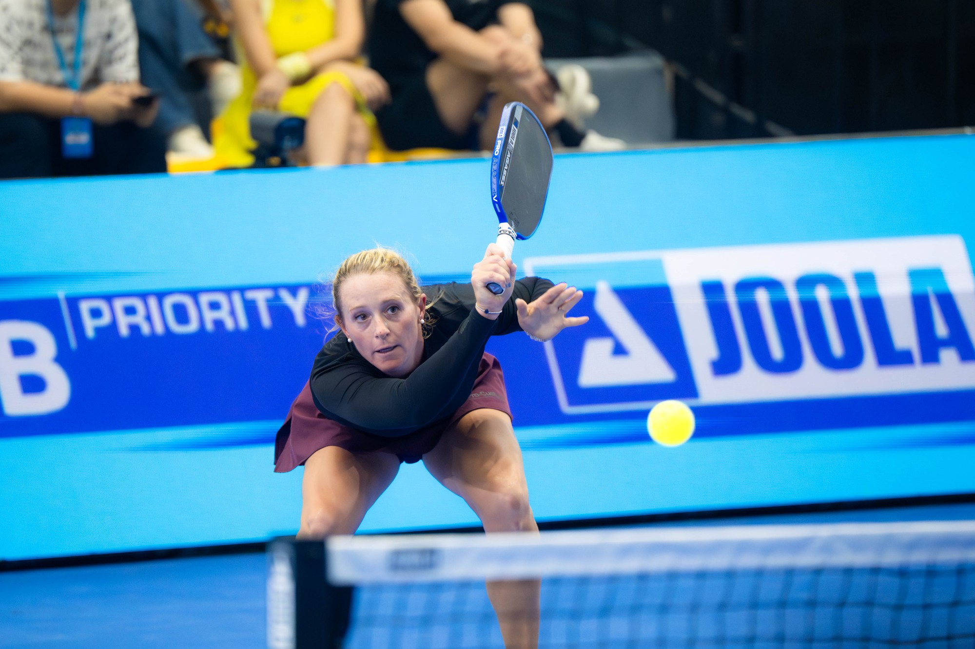 Brooke Buckner xách vợt đi đối đầu cả 