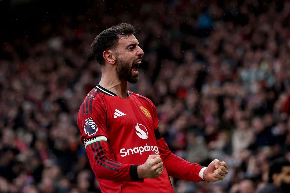 Bruno Fernandes lần thứ sáu giành danh hiệu cầu thủ xuất sắc nhất tháng của Premier League. ẢNH: MIRROR/GETTY mu-bruno-fernandes.jpg