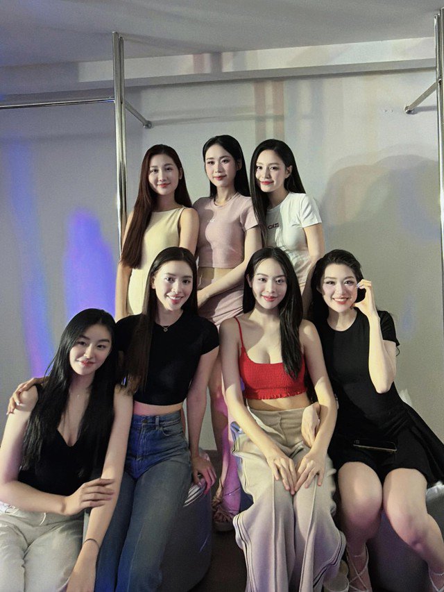 7 người đẹp nhà Sen Vàng gồm 4 Hoa hậu: Tiểu Vy, Thanh Thủy, Phương Anh, Quế Anh và 2 Á hậu: Trương Tâm Như, Khánh Như diện trang phục giản dị chung một khung hình.