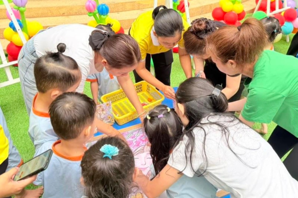 Bùng phát bệnh tay chân miệng, trường mầm non ở TPHCM dựng rào bảo vệ trẻ - 1