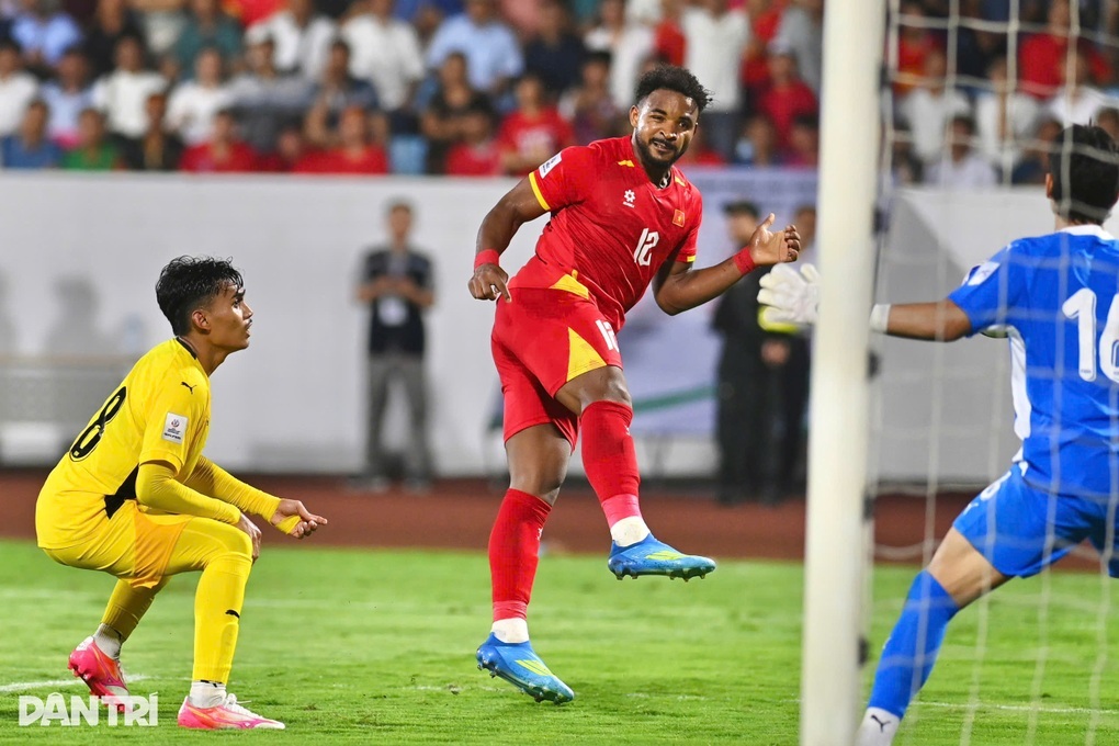 CĐV Thái Lan: Đội nhà quyết không nhập tịch như tuyển Việt Nam - 1