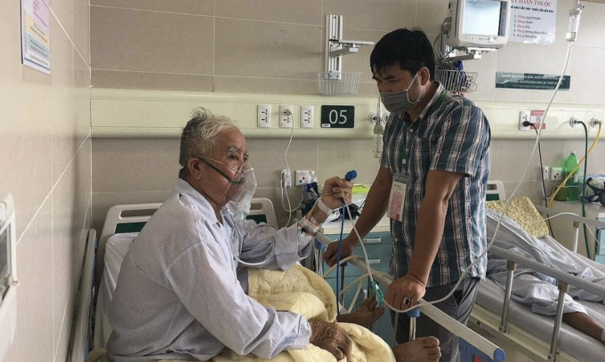 Một bệnh nhân COPD đang điều trị tại Bệnh viện Bạch Mai. Ảnh: Lê Nga