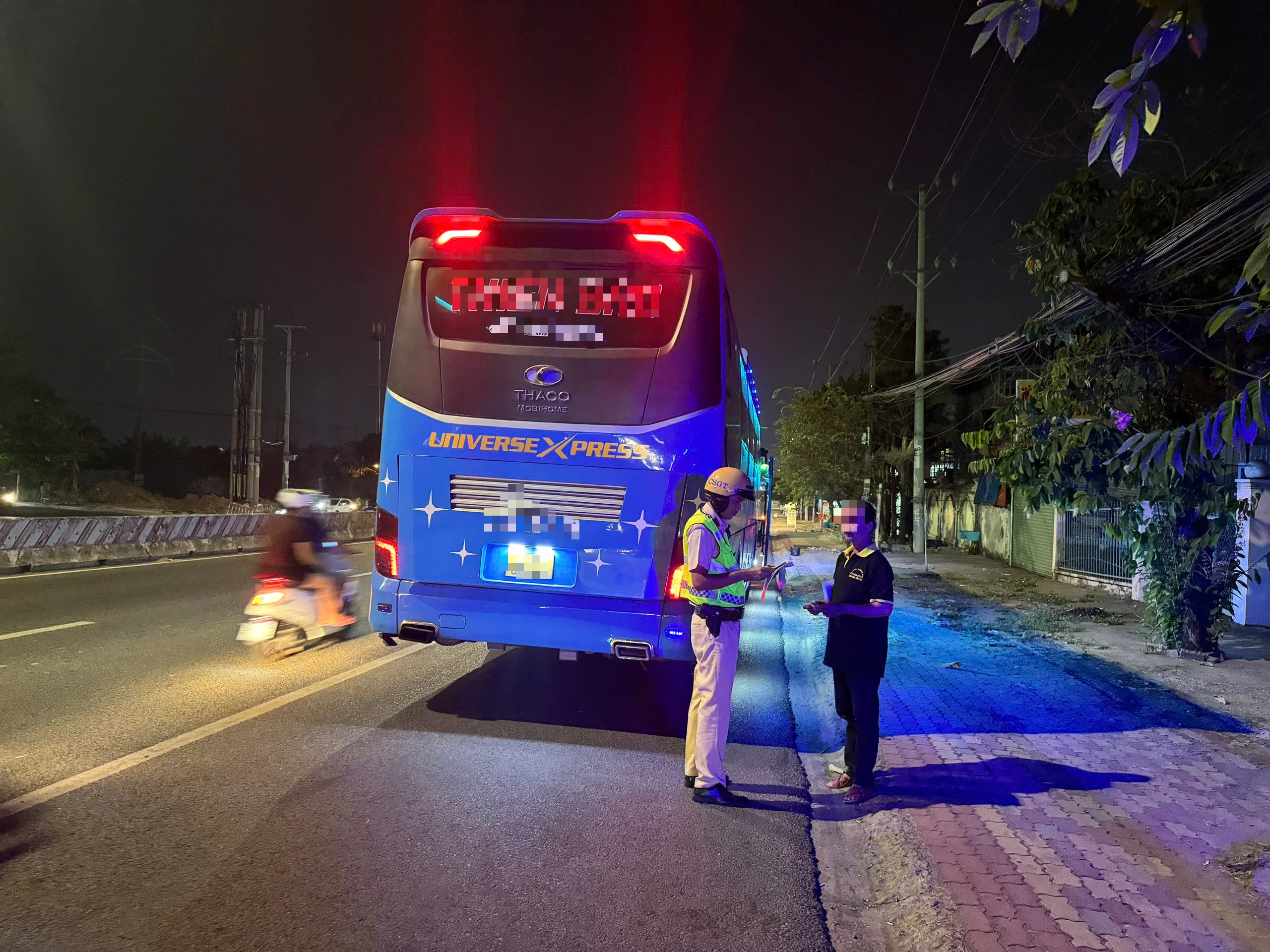 CSGT TP.HCM siết vi phạm xe khách trên quốc lộ 13- Ảnh 1. CSGT TP.HCM siết vi phạm xe khách trên quốc lộ 13- Ảnh 1.