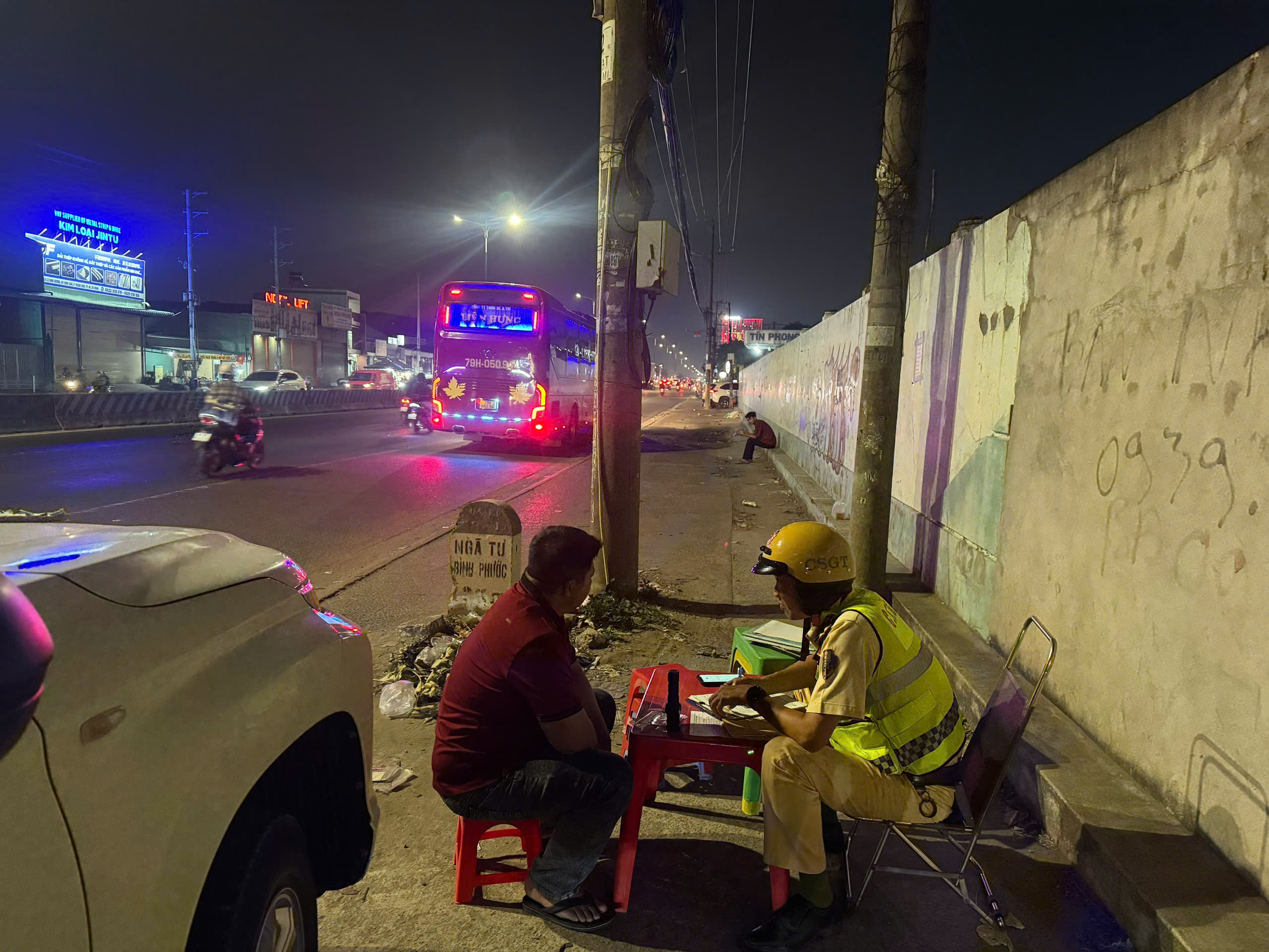 CSGT TP.HCM siết vi phạm xe khách trên quốc lộ 13- Ảnh 2. CSGT TP.HCM siết vi phạm xe khách trên quốc lộ 13- Ảnh 2.