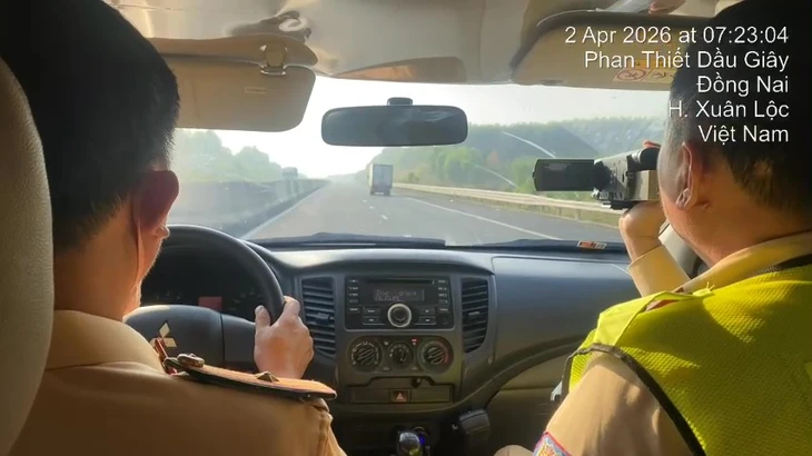 CSGT dùng ô tô 'hóa trang' quay video lỗi vi phạm trên cao tốc để phạt nguội 1 CSGT dùng ô tô 'hóa trang' quay video lỗi vi phạm trên cao tốc để phạt nguội - Ảnh 1.