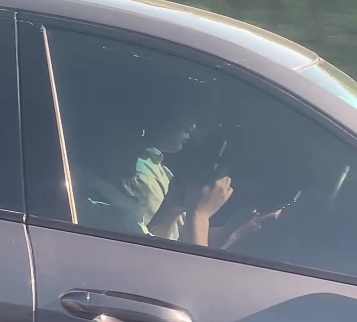 CSGT ngồi trên ô tô ‘hóa trang’ ghi hình xử lý tài xế dùng điện thoại khi lái xe trên cao tốc 1 sử dụng điện thoại - Ảnh 1.