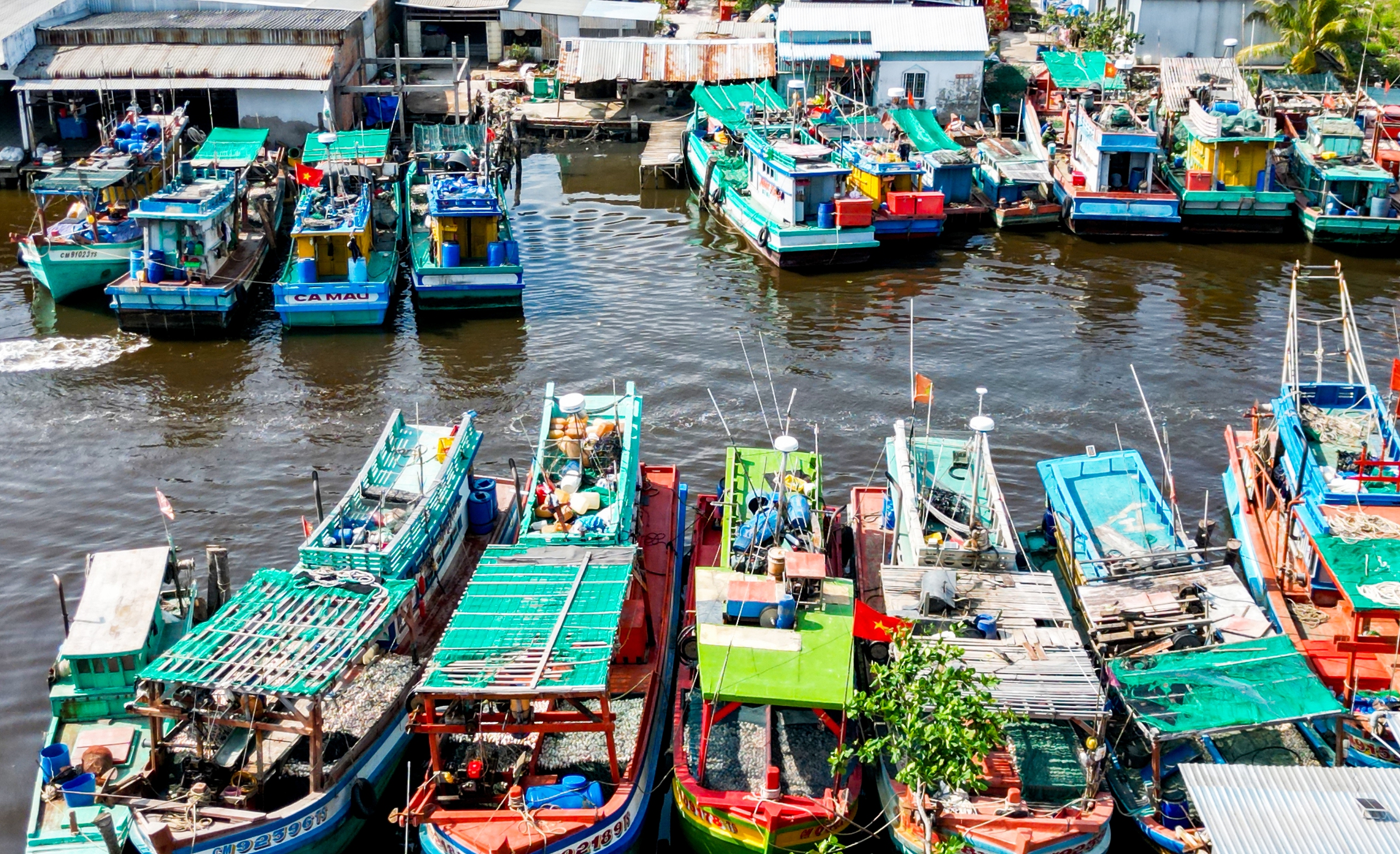 Cà Mau: 84 tàu cá nằm bờ, khẩn trương lập kịch bản chống đứt gãy cung ứng xăng dầu - Ảnh 1.