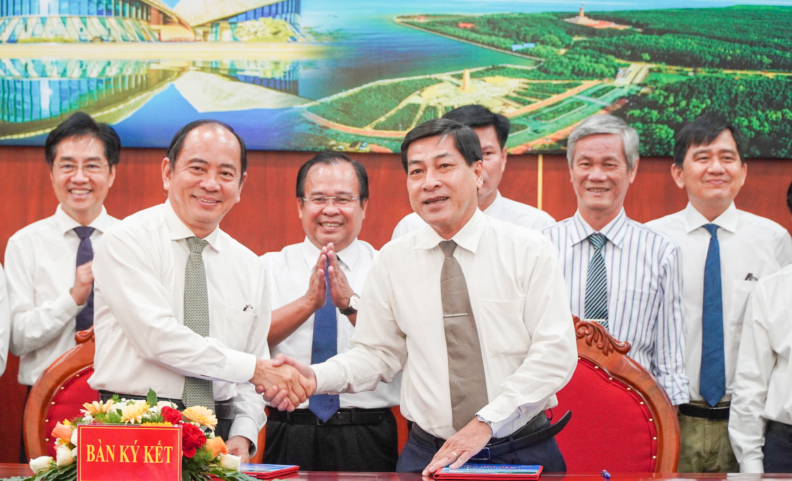 Cà Mau kiến nghị y tế TP.HCM hỗ trợ 'cầm tay chỉ việc' trong khám chữa bệnh - Ảnh 1.