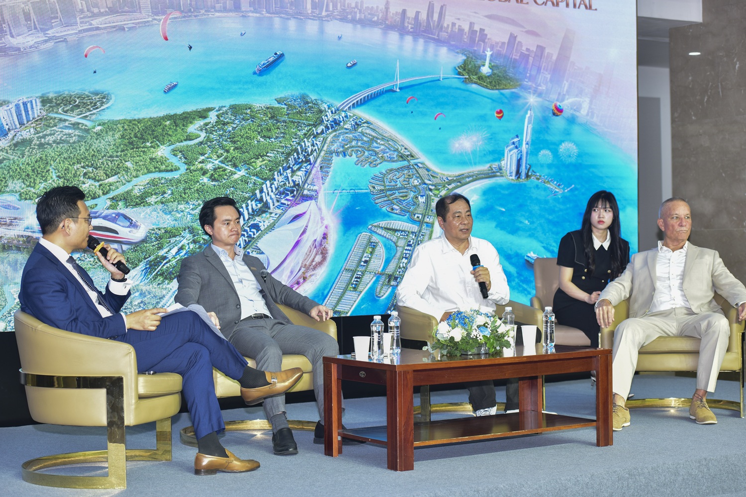 “Cá mập” ngoại tăng tốc nhập cuộc thị trường bất động sản - Ảnh 1.