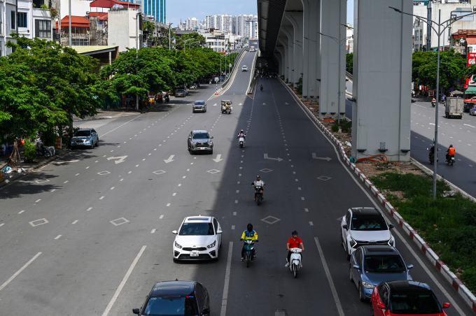 Người tham gia giao thông dưới nắng nóng ở Hà Nội. Ảnh: Giang Huy