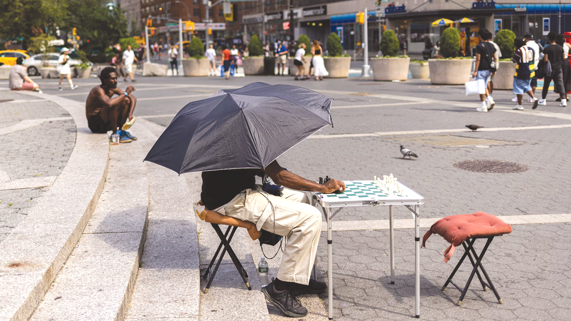 Các nước học cách sống chung với nắng nóng 1 Các nước học cách sống chung với nắng nóng - Ảnh 1.