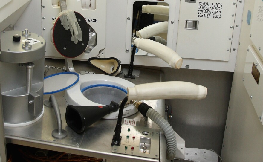 Các phi hành gia đi vệ sinh như thế nào trên tàu vũ trụ? Không giống như bạn nghĩ- Ảnh 2.