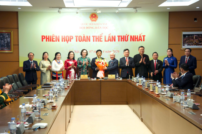 Phó chủ tịch Quốc hội Đỗ Văn Chiến chúc mừng lãnh đạo Hội đồng Dân tộc ra mắt. Ảnh: Hoàng Phong