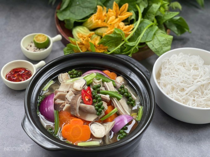 Bao tử hầm tiêu xanh có thể ăn cùng bún hoặc cơm.