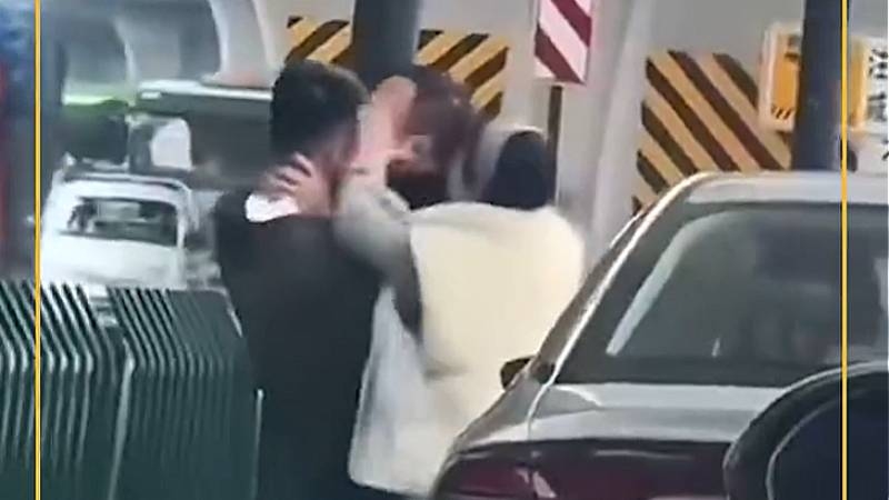 Cãi vã sau va chạm, tài xế bất ngờ ôm hôn đối phương, dân mạng bối rối theo: 'Chiêu này khó phòng' 1 Cãi vã sau va chạm, tài xế bất ngờ ôm hôn đối phương, dân mạng bối rối theo: 'Chiêu này khó phòng' - Ảnh 1.