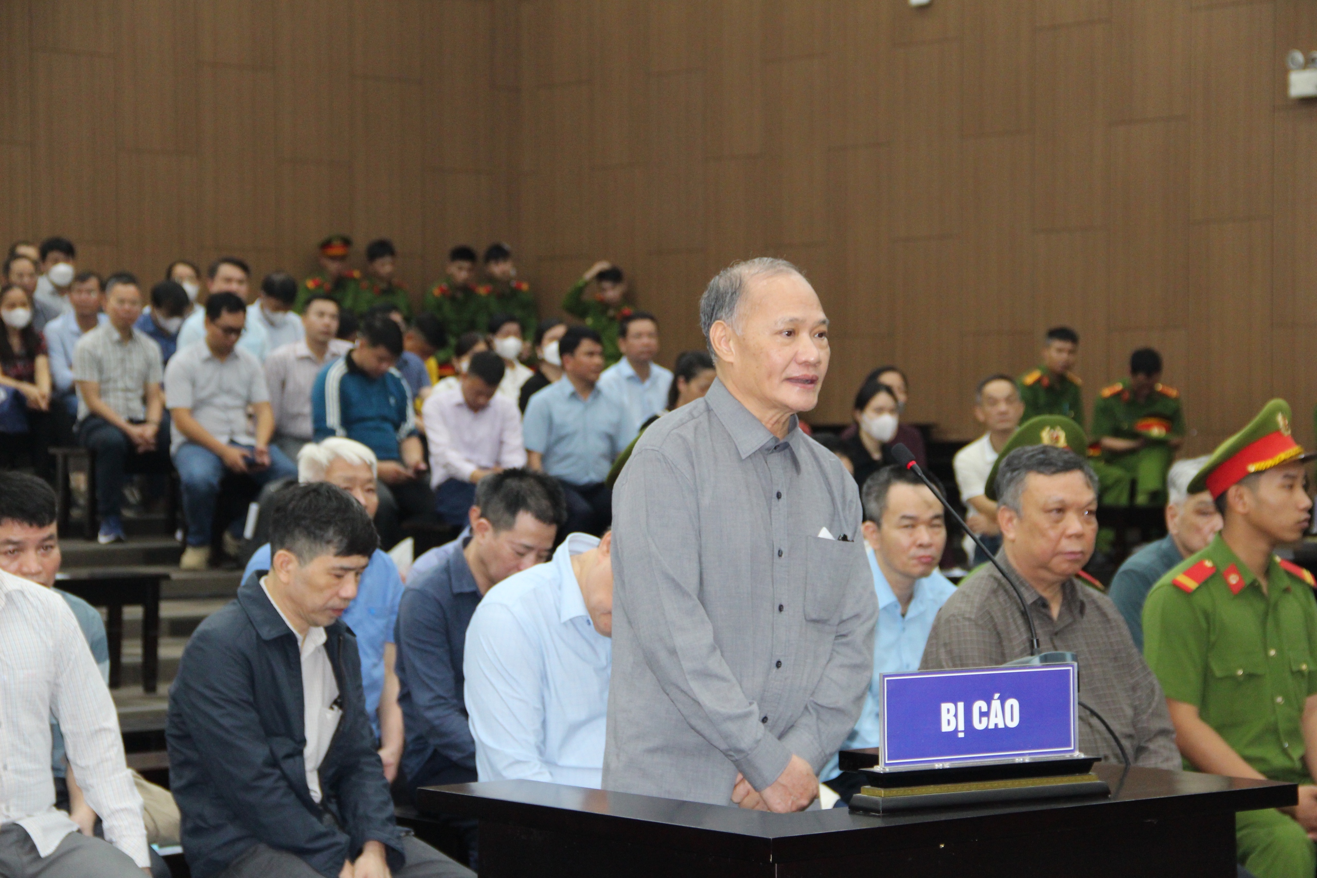 Cựu thứ trưởng - Ảnh 1.