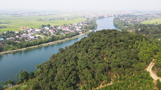 Rừng Cấm rộng 4 ha, cao khoảng 70 m, nằm bên sông Rào Nan. Ảnh: Đắc Thành
