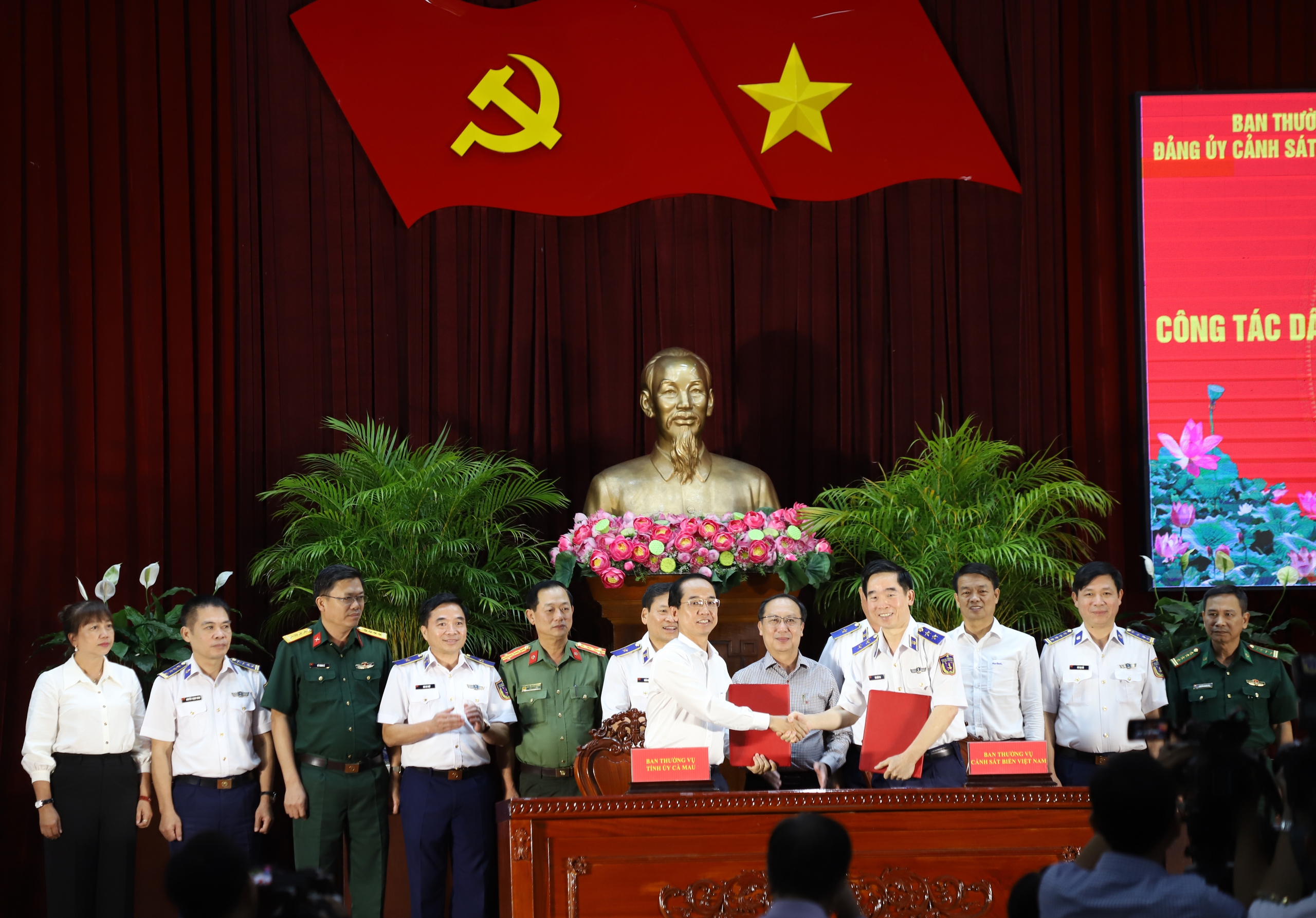 Cảnh sát biển Việt Nam ký kết phối hợp công tác dân vận với Cần Thơ, An Giang, Cà Mau - Ảnh 1.