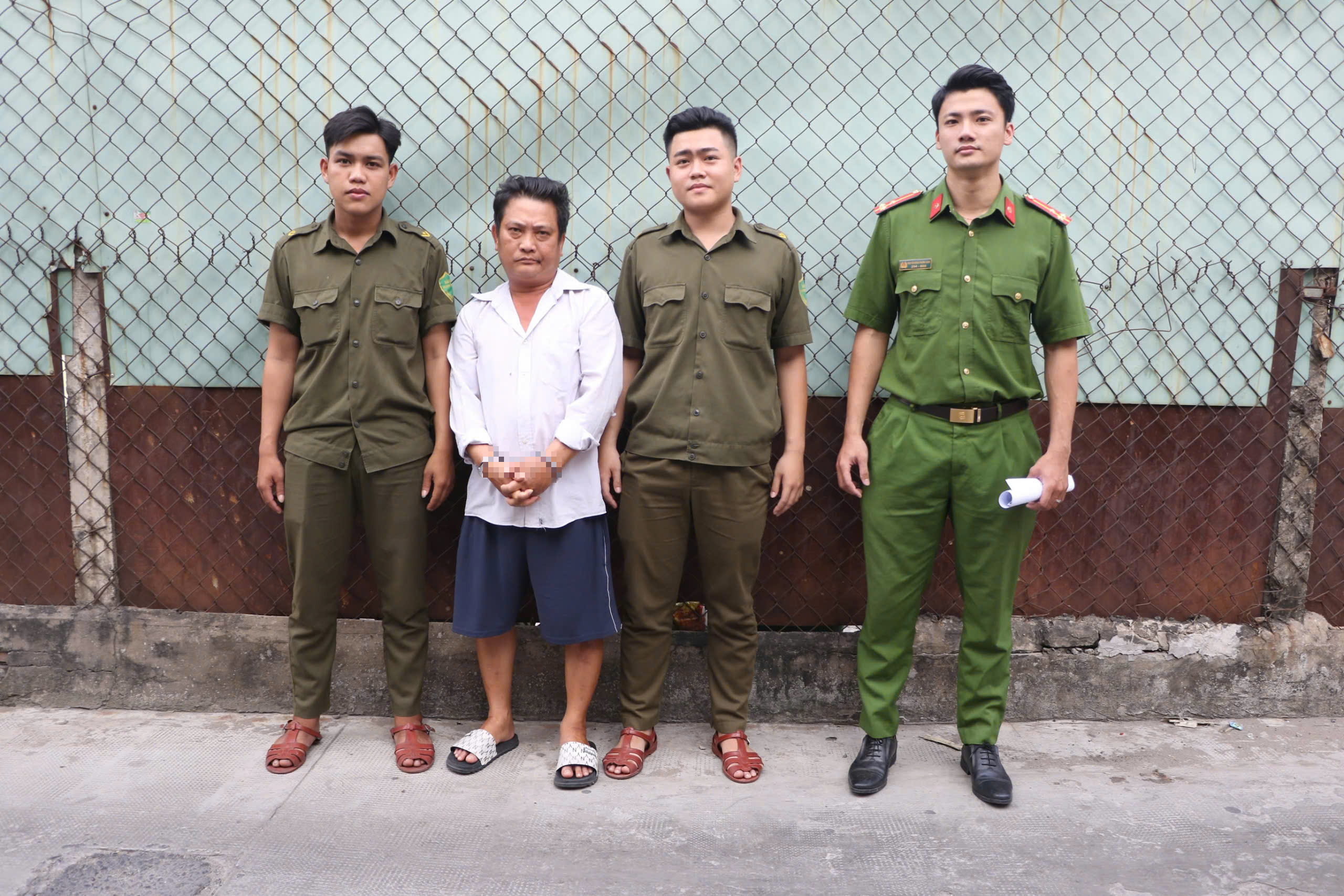 Cảnh sát hình sự bắt 3 người trộm chó bandog và mèo lông xám ở TP.HCM 1 Cảnh sát hình sự bắt 3 người trộm chó bandog và mèo lông xám ở TP.HCM - Ảnh 1.